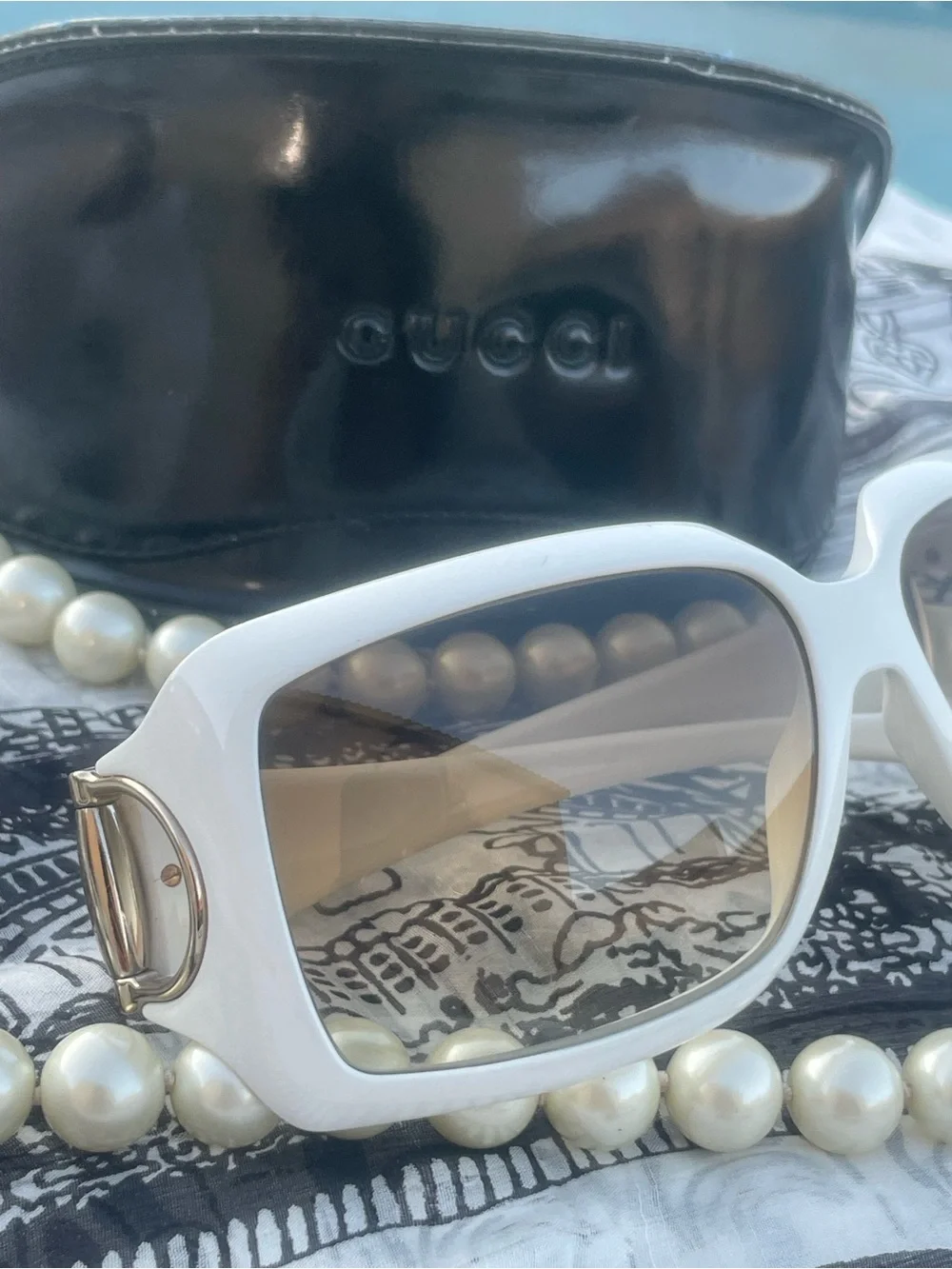 Gucci White Horsebit Sunglasses Oversized Gradient Lens  display picture 3
